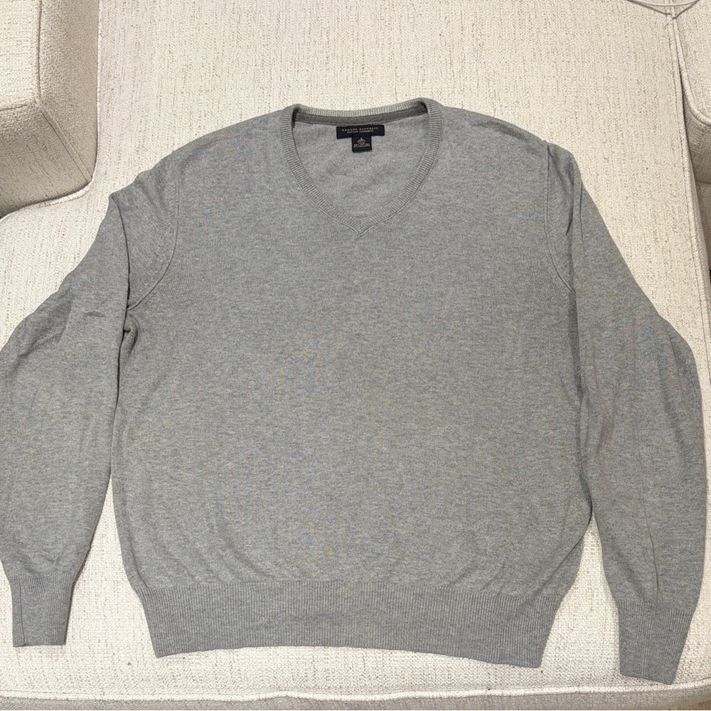 Banana Republic V-Neck Sweater in Gray